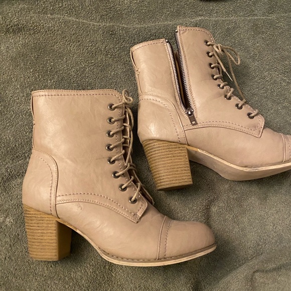 Size 10 bootie has zipper but looks like lace up boot - Picture 2 of 3